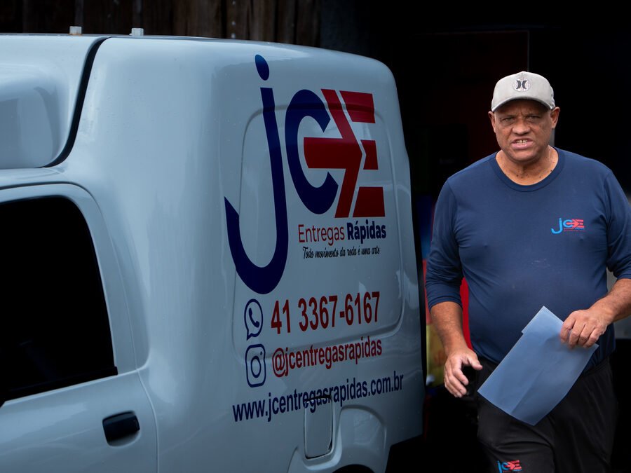 Entregador JCE com pacotes de e-commerce prontos para rota