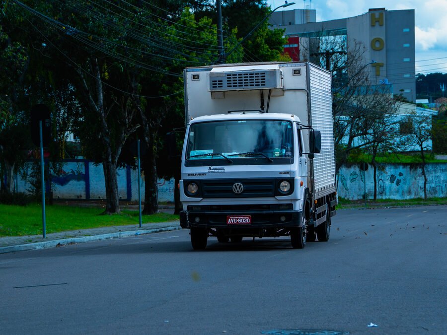 Caminhão do Dedicado Rodoviário JCE carregado e pronto para a rota