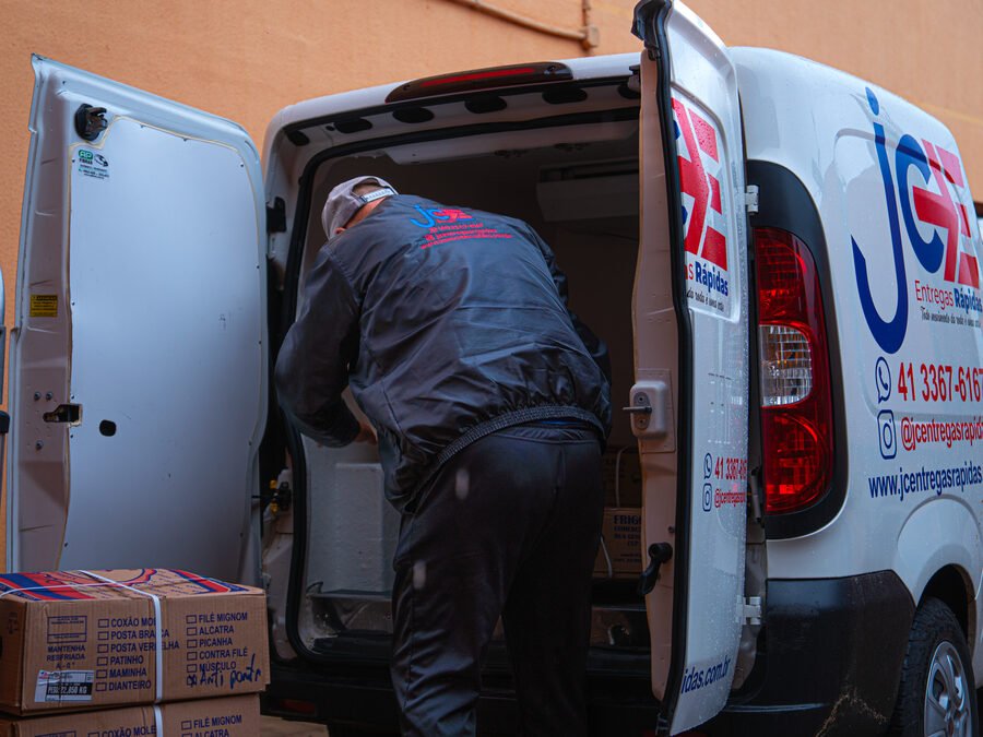 Veículo dedicado JCE em operação de entrega no cliente